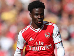 Bukayo Saka, la révélation d'Arsenal, dépasse les statistiques de Thierry Henry