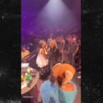 Angel Reese Chante Avec Usher Lors d'un Concert