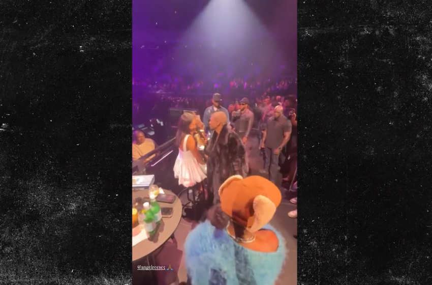  Angel Reese Chante Avec Usher Lors d’un Concert