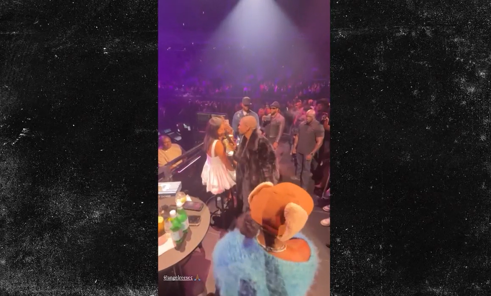 Angel Reese Chante Avec Usher Lors d'un Concert