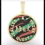 Consequence Acquiert un Pendentif Éblouissant d'A Tribe Called Quest chez Icebox