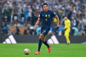  Raphaël Varane envisage une retraite anticipée en raison de blessures