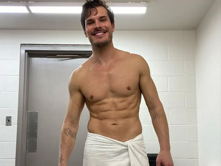 Brooks Nader & Gleb Savchenko Surpris en Train de S'Embrasser en Coulisses de DWTS