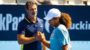  Naomi Osaka se qualifie pour le 2e tour à Pékin avec l’aide de son nouvel entraîneur Patrick Mouratoglou