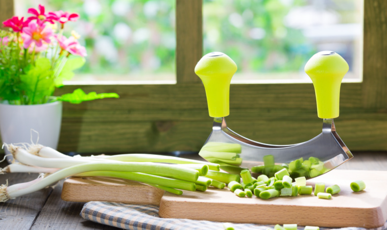  Vous en avez marre de perdre du temps à couper vos légumes ? Voici la solution miracle !