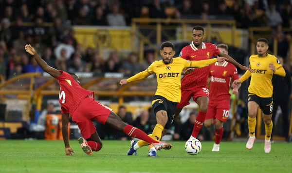 Liverpool Reprend la Tête du Classement en Battant les Wolves (2-1)