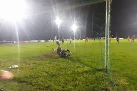  Un Arbitre Éméché Fuit à la Mi-Temps d’un Match en Belgique