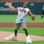 Ludacris impressionne avec ses gros bras pour lancer le premier pitch au match des Braves