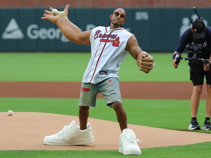  Ludacris impressionne avec ses gros bras pour lancer le premier pitch au match des Braves