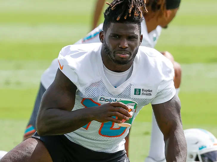 Tyreek Hill menotté et détenu avant un match des Dolphins