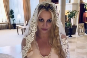  Britney Spears célèbre l’amour de soi en se mariant avec elle-même