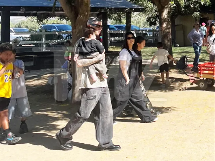 Kourtney Kardashian et Travis Barker profitent de la saison d’Halloween à la ferme avec Baby Rocky