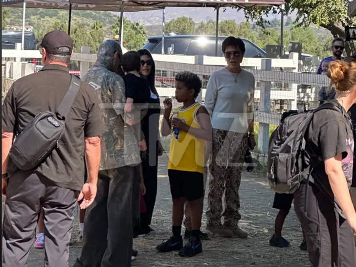 Kourtney Kardashian et Travis Barker profitent de la saison d’Halloween à la ferme avec Baby Rocky