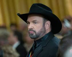  Garth Brooks Accusé de Viol par Son Ancienne Coiffeuse-Maquilleuse