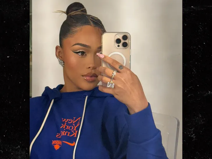 Jordyn Woods exhibe une énorme bague en diamant, déclenchant des rumeurs de fiançailles