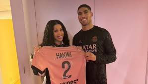  Achraf Hakimi Gâte Cardi B avec des Cadeaux Après un Match au PSG