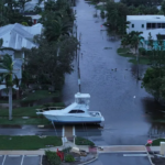 Anderson Cooper frappé par des débris lors de sa couverture de l'ouragan Milton en Floride