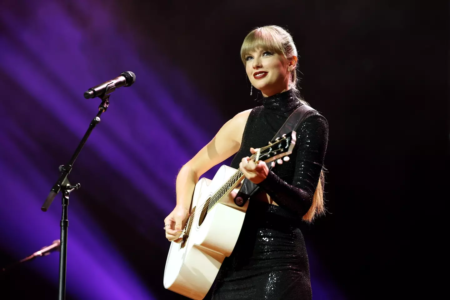 Taylor Swift n'aurait apparemment pas signé la guitare qu'un homme a achetée pour 4 000 $ avant de la détruire