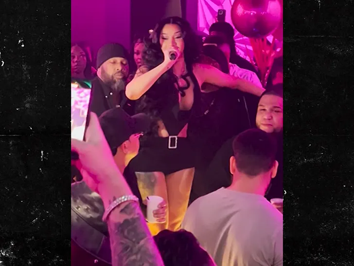 Cardi B Organise une Fête Privée pour son Anniversaire, Sans Offset mais Avec Beaucoup de 'Gâteaux'