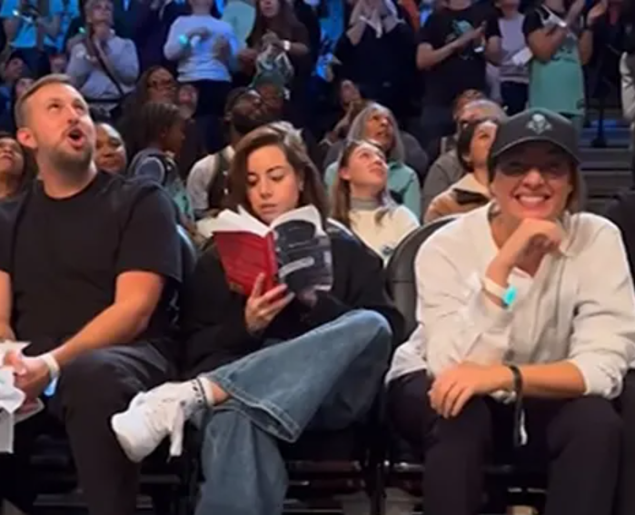 Aubrey Plaza Fait Mine de Lire un Livre Lors de la Finale de la WNBA