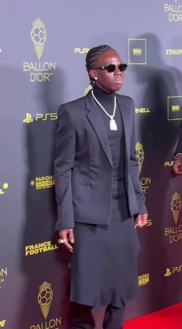 Rema fait sensation en jupe lors de la cérémonie du Ballon d’Or