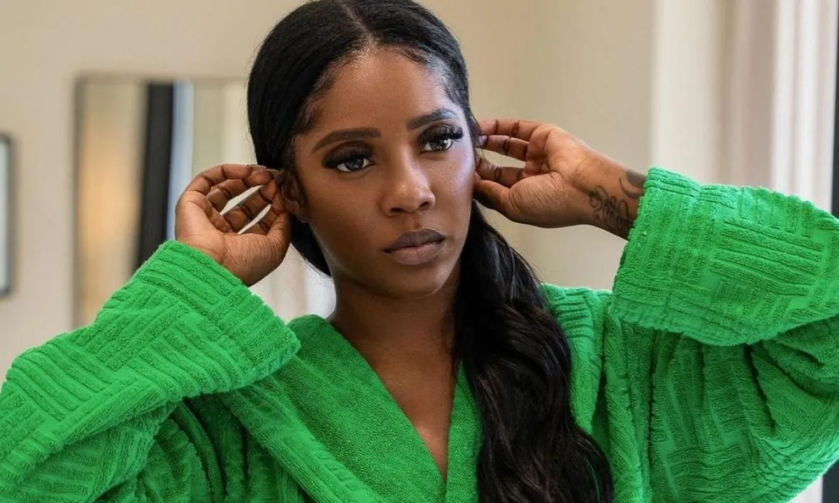 Tiwa Savage : « Plus de femmes que d’hommes m’approchent pour une relation »