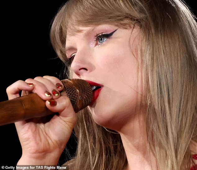 Taylor Swift laisse entendre qu'elle pourrait assister au match des Chiefs de Travis Kelce