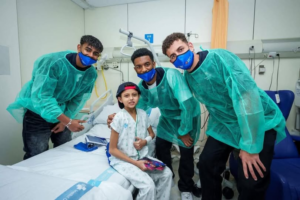 Les joueurs du FC Barcelone apportent de la joie aux enfants hospitalisés