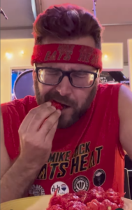 Un Canadien mange 25 piments Carolina Reaper en moins de 5 minutes et bat un record mondial