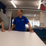 Un homme bat le record du monde du pliage et lancement d’un avion en papier en 5,12 secondes