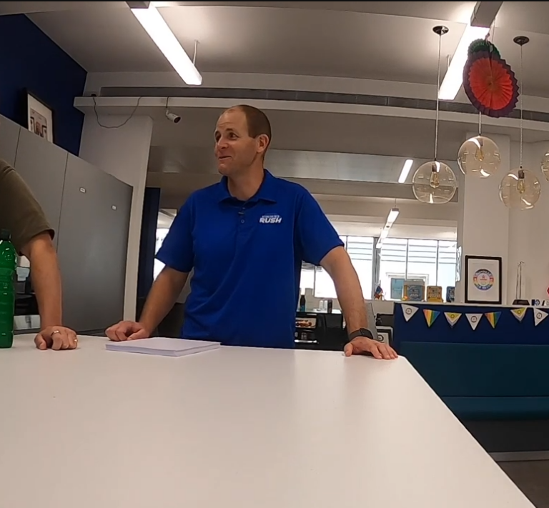 Un homme bat le record du monde du pliage et lancement d’un avion en papier en 5,12 secondes