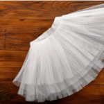 Quelle jupe longue choisir quand on est petite ? Le guide mode 2025