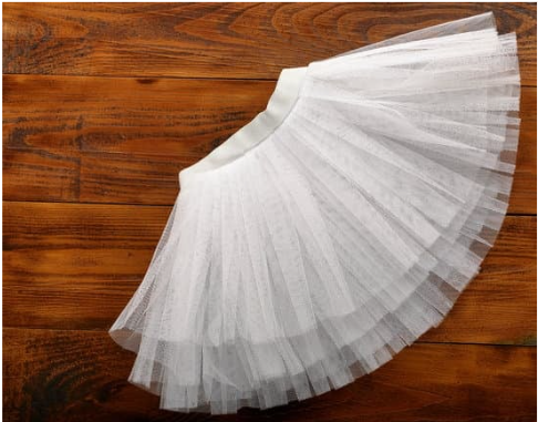 Quelle jupe longue choisir quand on est petite ? Le guide mode 2025