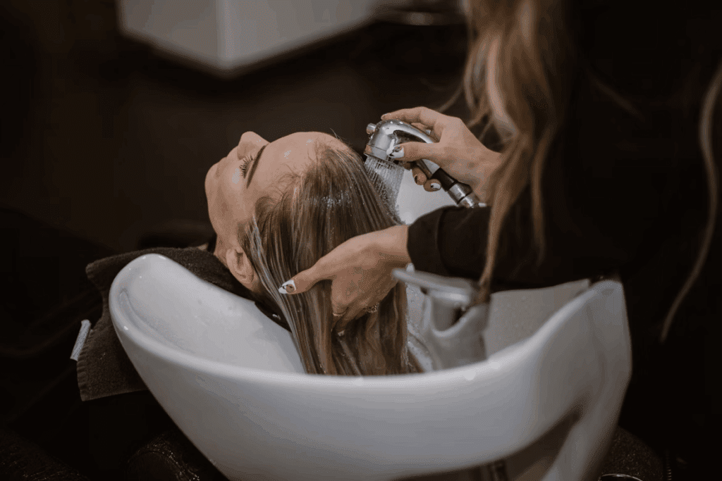 Qu’est-ce qui est tendance dans les salons de coiffure en 2025 ? Le guide expert
