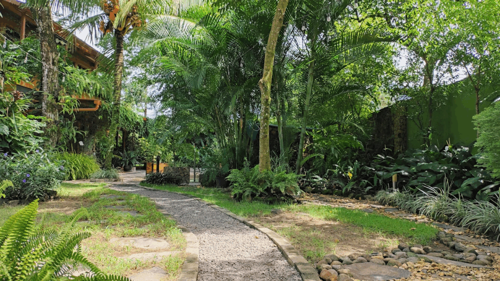 Guide Ultime du Jardin en 2025 : Aménagement, Mobilier et Tendances