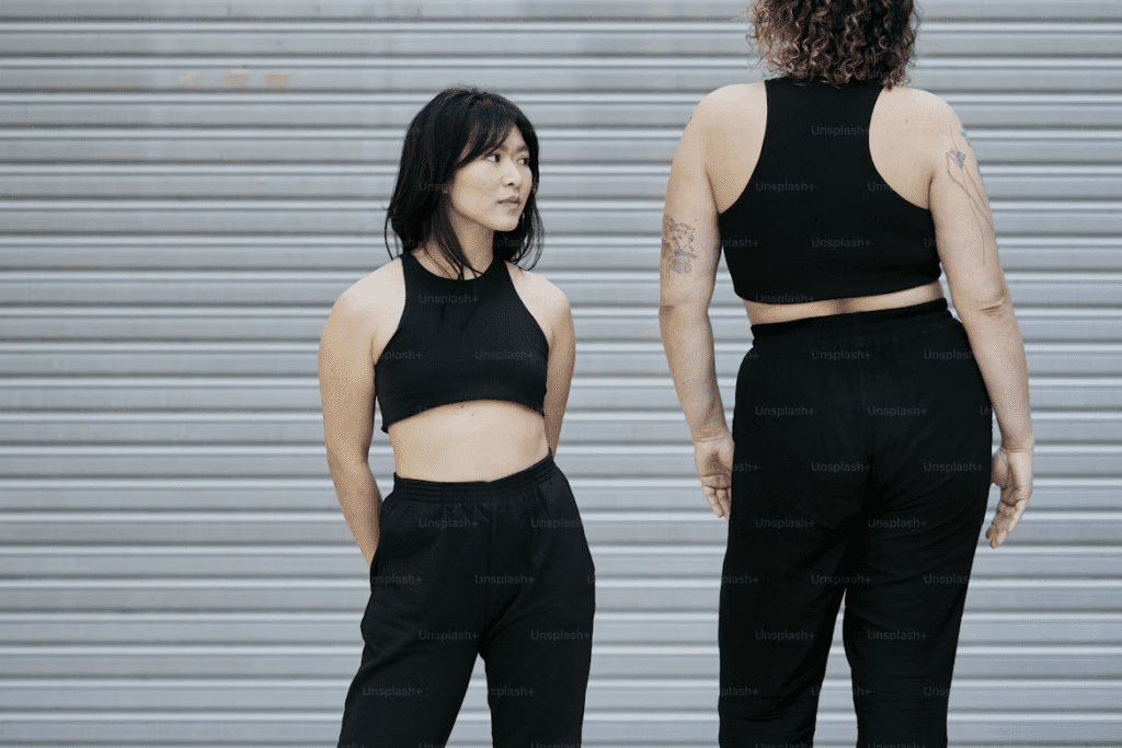 Pantalon femme tendance 2025 : coupes, styles,looks à adopter cette année