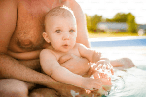 Bébé à la piscine : Quel âge, quels vaccins et comment le protéger ?