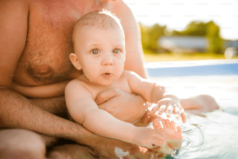 Bébé à la piscine : Quel âge, quels vaccins et comment le protéger ?