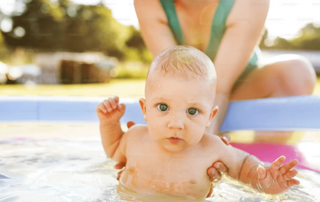 Bébé à la piscine : Quel âge, quels vaccins et comment le protéger ?