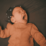 Comportements étranges chez le bébé : ce qui est normal et quand s'inquiéter