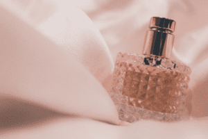 Différence parfum, eau de parfum et toilette : le guide