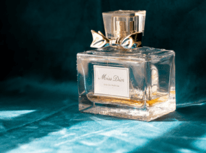 Parfums discrets pour le travail : guide 2025