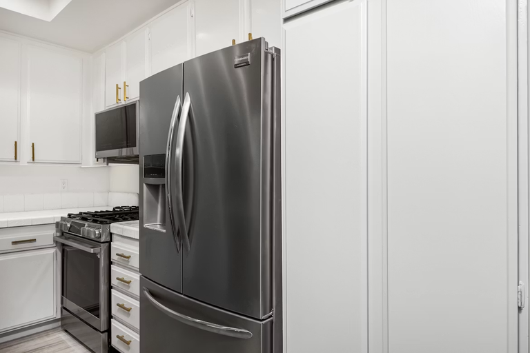 Réfrigérateur encastrable 1 porte : comparatif 122 cm et 177 cm