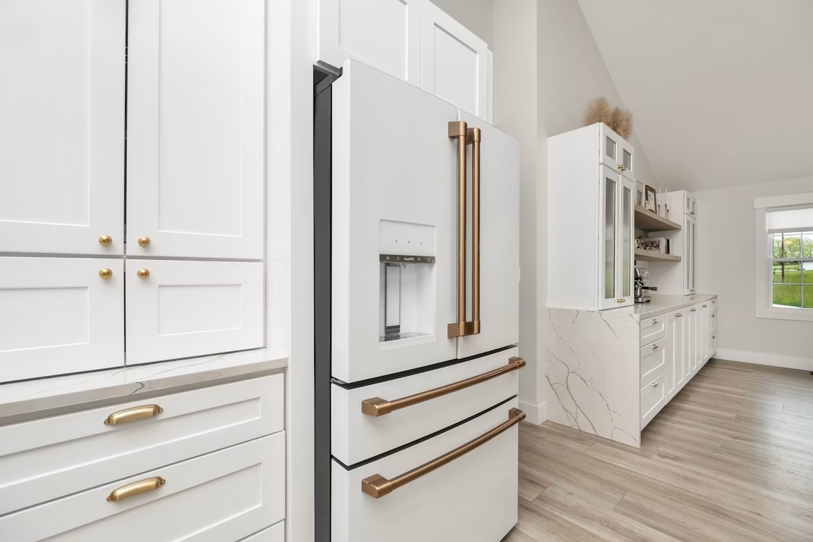 Réfrigérateur encastrable 1 porte : comparatif 122 cm et 177 cm